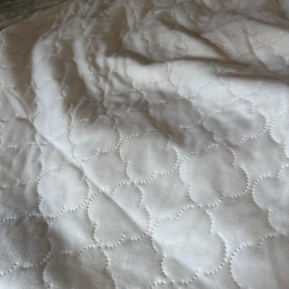 Sealy Crib/toddler bed waterproof mattress protector